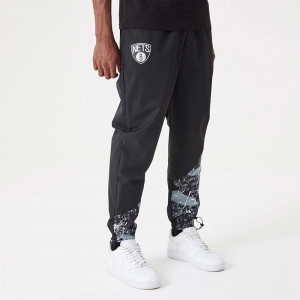 Pantalones Jogger New Era Brooklyn Nets NBA All Over Print Panel Negros | LQSUY-0185
